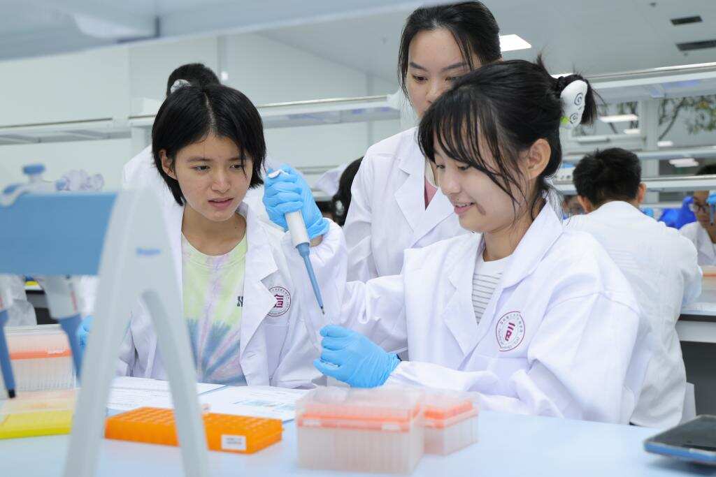 周五不上课｜从基因测序到疫苗生产，深小理们用实践解锁合成生物学的“N”种可能