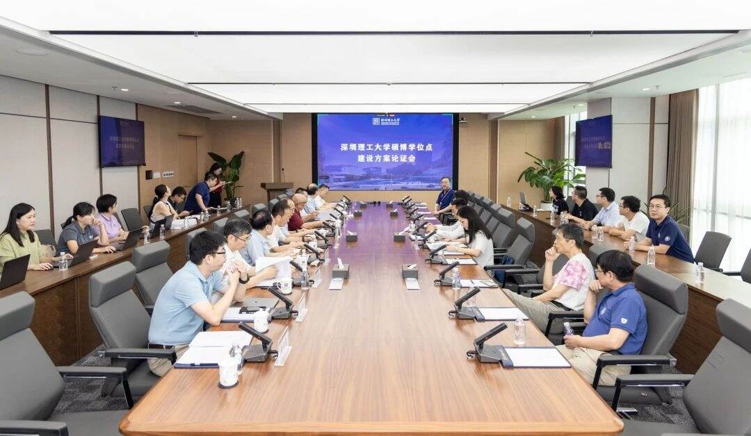 英国威廉集团官网举行硕博学位点建设方案论证会