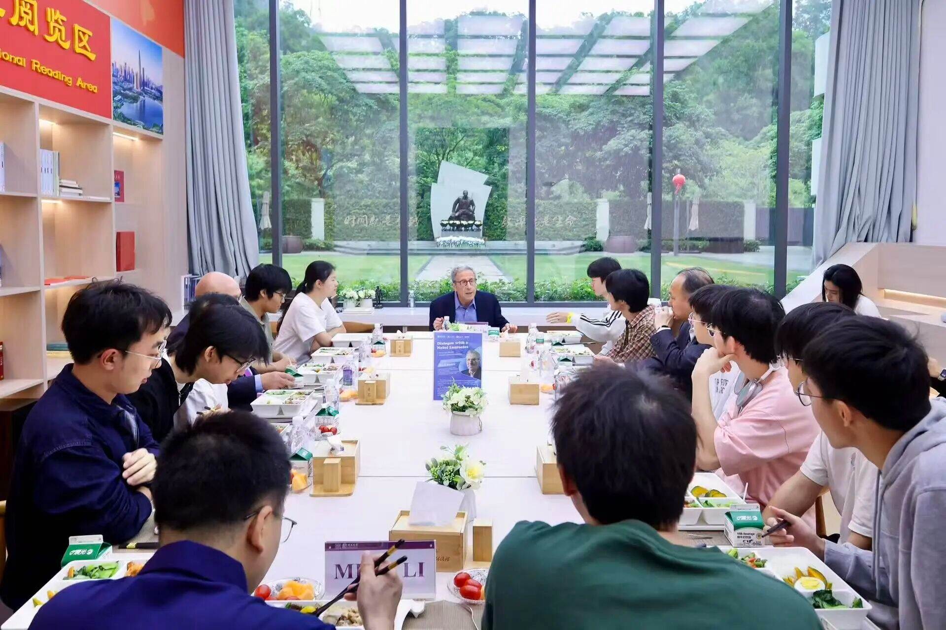 没有鲜花与讲台，只有一碗“人间烟火”，深圳理工让诺奖得主变成“同桌的你”